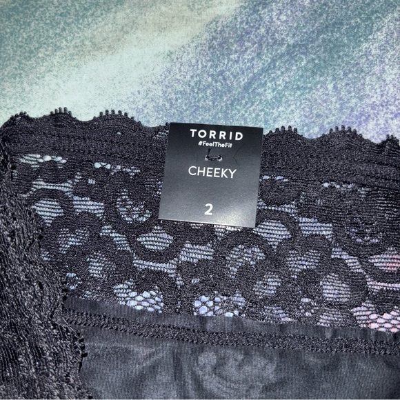 Torrid Black/White Skull Push-Up swim set women’s size 40D top , size 2 bottoms - Picture 6 of 10